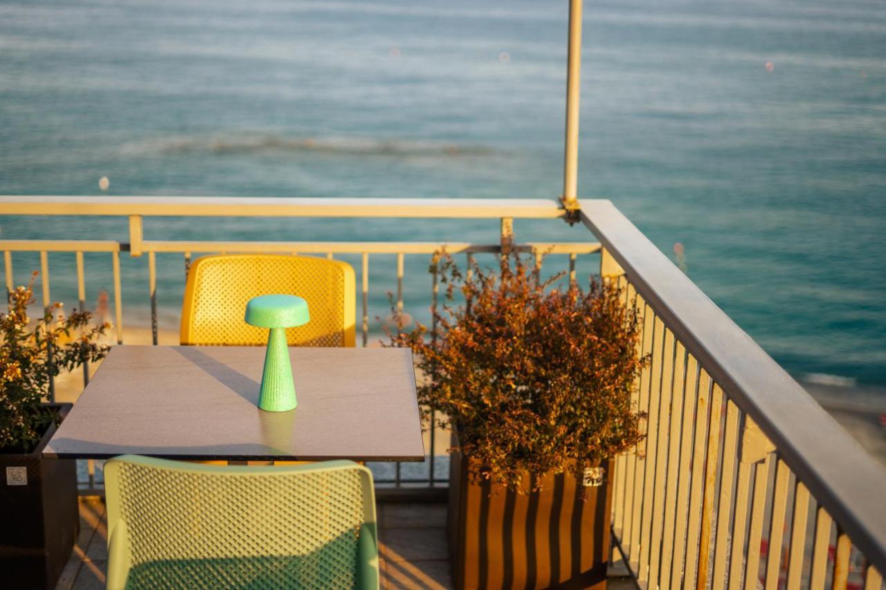Hotel Jolly Roger Pietra Ligure Bagian luar foto