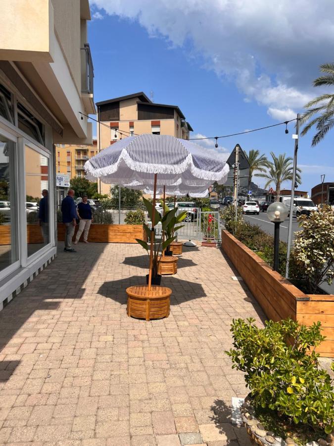 Hotel Jolly Roger Pietra Ligure Bagian luar foto