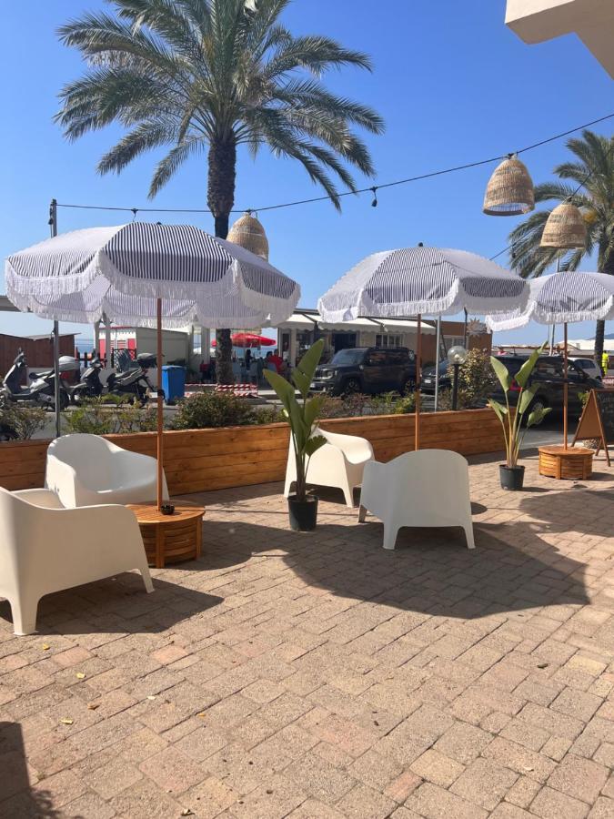 Hotel Jolly Roger Pietra Ligure Bagian luar foto