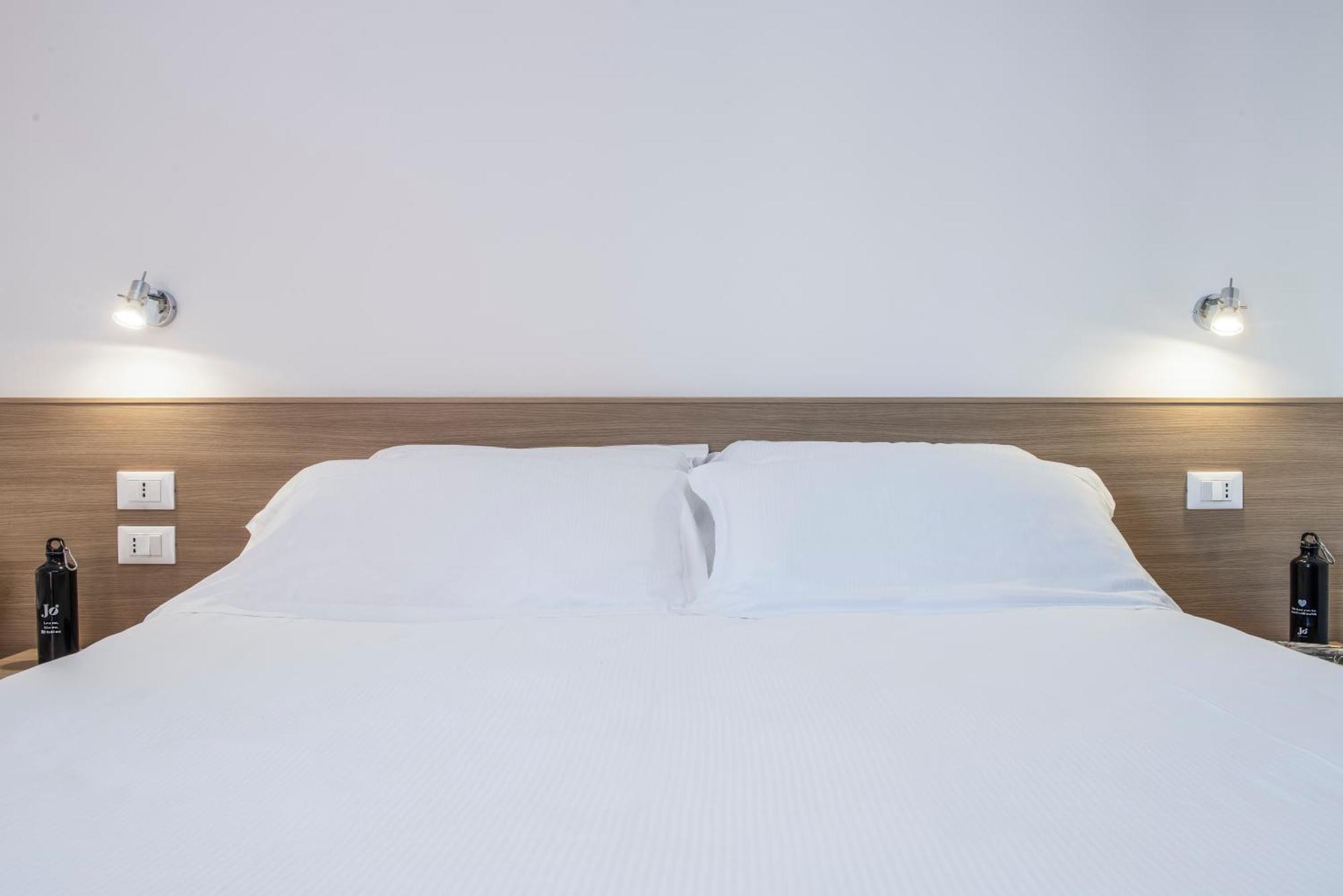 Hotel Jolly Roger Pietra Ligure Bagian luar foto